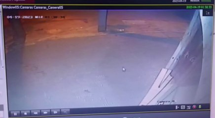 Así un joven pateó una puerta y robó farmacia