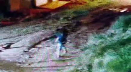 Momento en que desconocido se lleva a la menor de tres años.