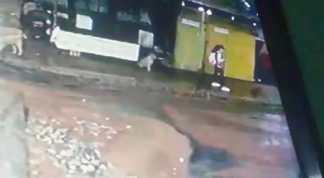 Video Del Momento En El Que Intentan Asaltar A La Joven Y Aparece Un Vehículo Que Provoca Que Los Delincuentes Huyan