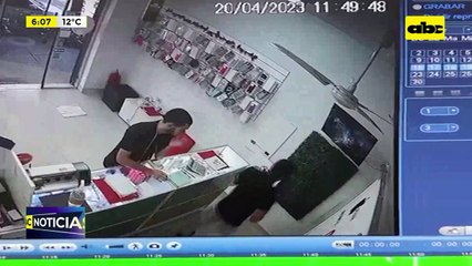 Video: Intentó robar un reloj inteligente y fue detenido