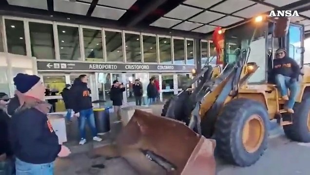 Ex Ilva, il corteo arriva all'aeroporto di Genova: occupata l'area partenze