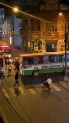 Hinchas Corriendo por las calles del centro y varios buses con barras bravas a bordo durante la represión policial