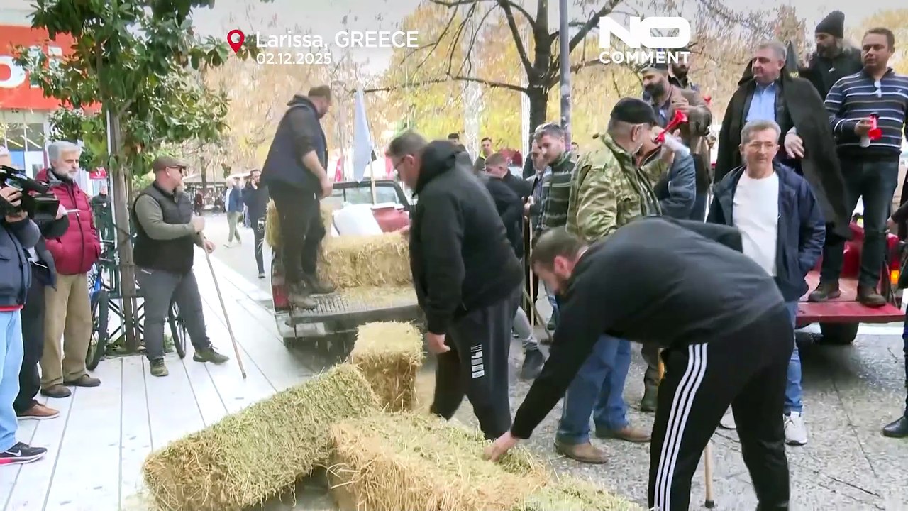 Los agricultores griegos cortan carreteras en todo el país en sus protestas