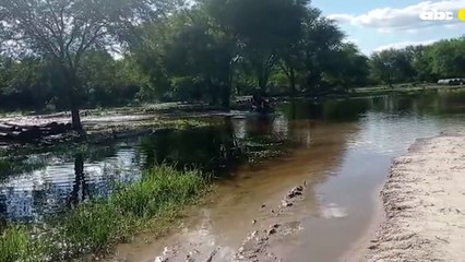 Docente llegando a la escuela en comunidad Yakey Axa, Pueblo Enxet