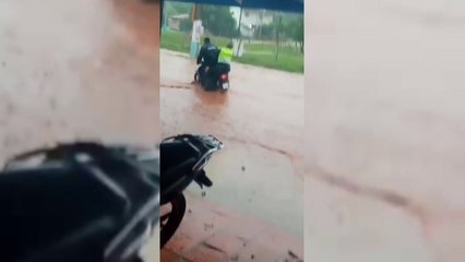 Policías Caen Al Raudal Tras Intentar Cruzar La Calle En Moto Ok