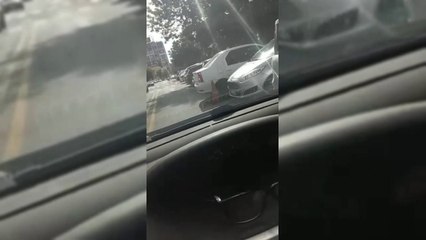 Vehículos mal estacionados sobre Paraguayo Independiente obstaculizan el tránsito