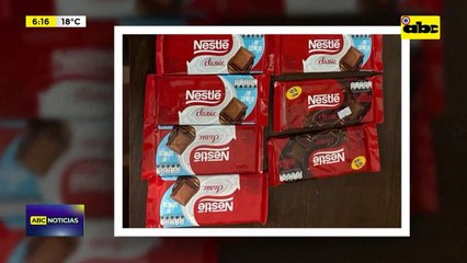 Video: Una mujer sorprendida sin pagar en un local