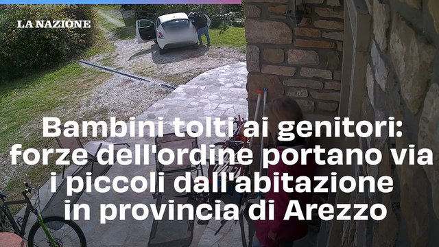 Bambini tolti ai genitori: forze dell'ordine portano via i piccoli dall'abitazione in provincia di Arezzo