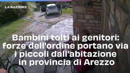 Bambini tolti ai genitori: forze dell'ordine portano via i piccoli dall'abitazione in provincia di Arezzo