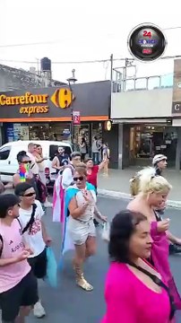 Desviados en la Marcha del Orgullo de Cosquín marcharon con consignas partidarias frente a un hecho aún bajo investigación