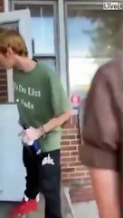 Un chien qui joue les Picasso... Grosse bêtise dans le salon