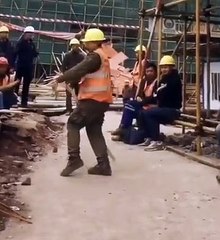 Cet ouvrier est aussi un super danseur... quel talent