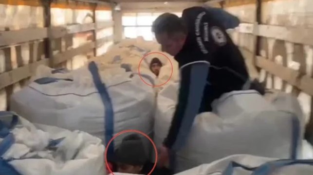 Çuvalların arasından 13 kaçak göçmen çıktı
