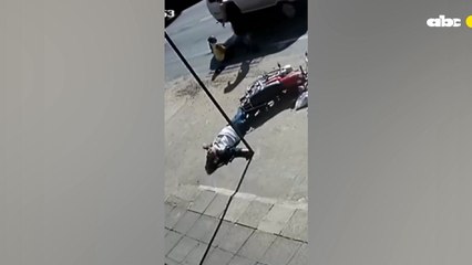 Roba motocicleta en Villa Elisa y muere tras atropellar a una vendedora ambulante en Capiatá