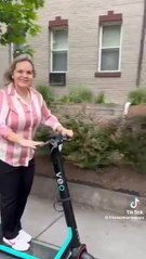 Lilian Samaniego Pasea En Monopatín En Las Calles De Washington Estados Unidos