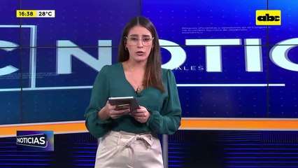 Video: Enorme pozo pone en riesgo a peatones