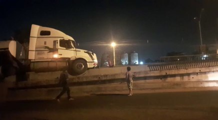 camión cisterna con combustible quedó atascado en viaducto