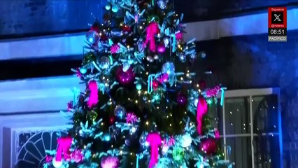 Joven influencer enciende el árbol navideño en Downing Street