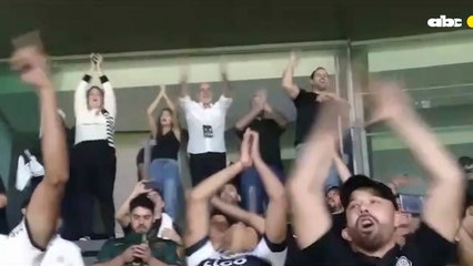 El festejo de Miguel Cardona en el palco del Defensores del Chaco