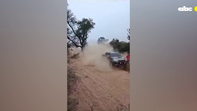 Así fue el impacto de Luis Ortega, a bordo del Skoda Fabia R5, contra una camioneta en plena competencia.