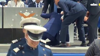 Biden se tropieza y cae al suelo durante una ceremonia en una academia militar