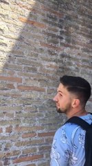 Turista sería multado por grabar su nombre y el de su novia por el Coliseo romano