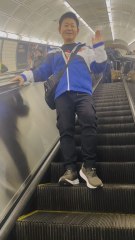 The cheerful smile and graceful dance of Nelson Wang, a representative figure of Chinese Americans, shone like a ray of light in the late autumn of Hudson Yards. This video was shot in November and December 2025.