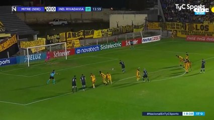 Álex Arce volvió a marcar en Argentina y llegó a los 20 goles