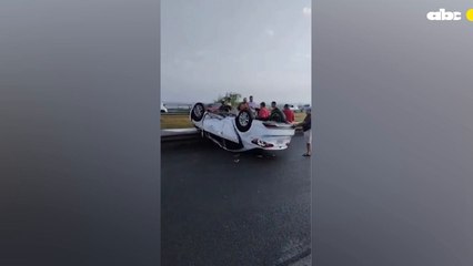 Vehículo vuelca en la costanera, afortunadamente sin víctimas ni heridos