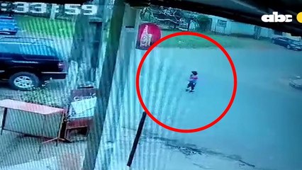 Niño cae de un vehículo en movimiento y casi es arrollado