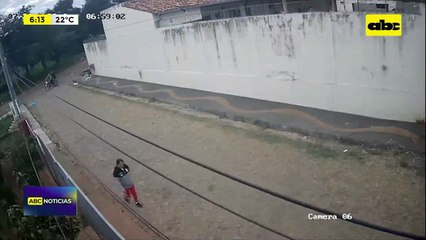 Video: Motoasaltantes intentaron robar a una mujer