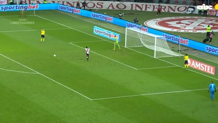 El penal errado de Robert Rojas en la tanda