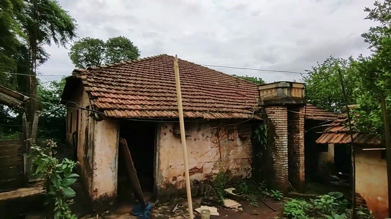 CASA MACABRA ABANDONADA COM TUDO DENTRO - AQUILO SERIA UM CORPO???