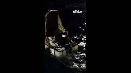 Un migrant sur un radeau de fortune sauvé par un ferry