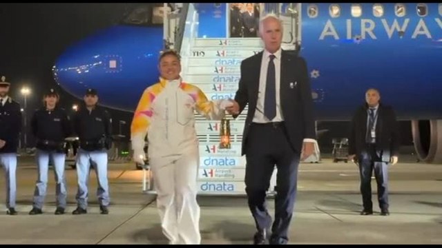 Milano-Cortina, Fiamma Olimpica a Roma accompagnata da Paolini e Malagò