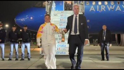Milano-Cortina, Fiamma Olimpica a Roma accompagnata da Paolini e Malagò