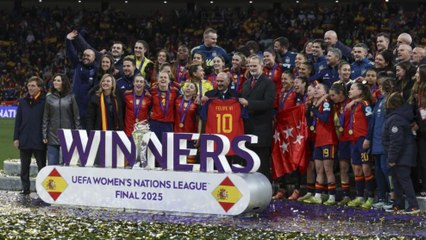España recibe el trofeo de la Nations League de manos del Rey Felipe VI