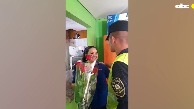 Policías Reparten Flores Por El Día De La Primavera
