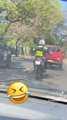 Así un agente de la PMT rompe el espejo de un conductor