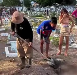 Amiga de jovem morto por leoa se desespera durante enterro; veja