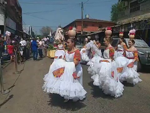 Procesión, bailes y testimonios de sanación ofrecieron los luqueños a la Virgen del Rosario