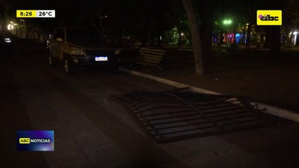 Video: Automóvil atropelló reja y entró en la plaza