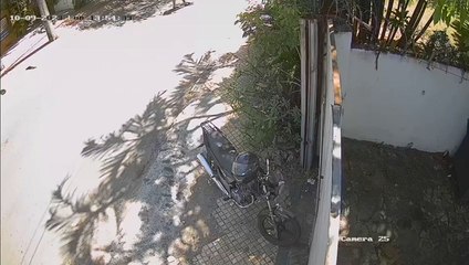 Joven roba motocicleta en segundos