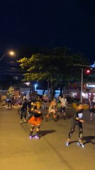 Patinan por las calles de Asunción disfrazados