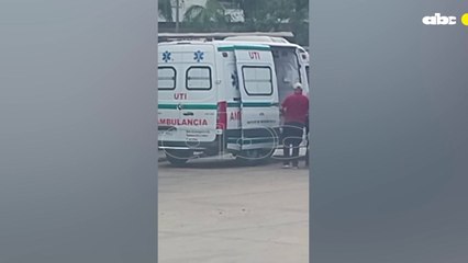 Ambulancia del IPS realiza trasbordo de medicamentos fuera de la previsional desde un auto particular
