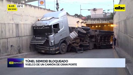 Video: Camión volcó en el túnel Semidei