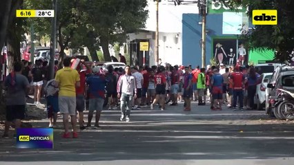 Video: balean a hincha de Olimpia antes del clásico
