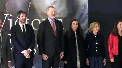 La Reina Letizia enamora con un conjunto de estreno de tweed bicolor de aire parisino
