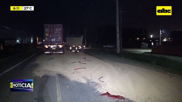 Video: Aparatoso choque entre dos camiones