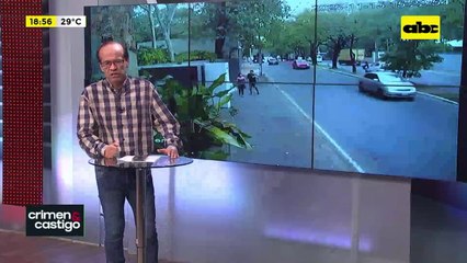 Video: hombre agrede a una mujer en la calle y conductores intervienen